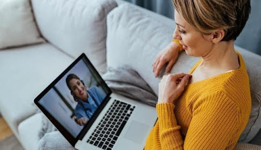 Employee using virtual healthcare access